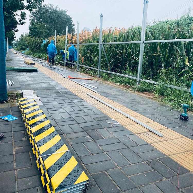 洛陽(yáng)市澗西區(qū)瀛洲路安裝彩鋼圍擋