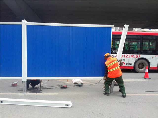 滎陽(yáng)市萬(wàn)山路安裝pvc圍擋項(xiàng)目案例