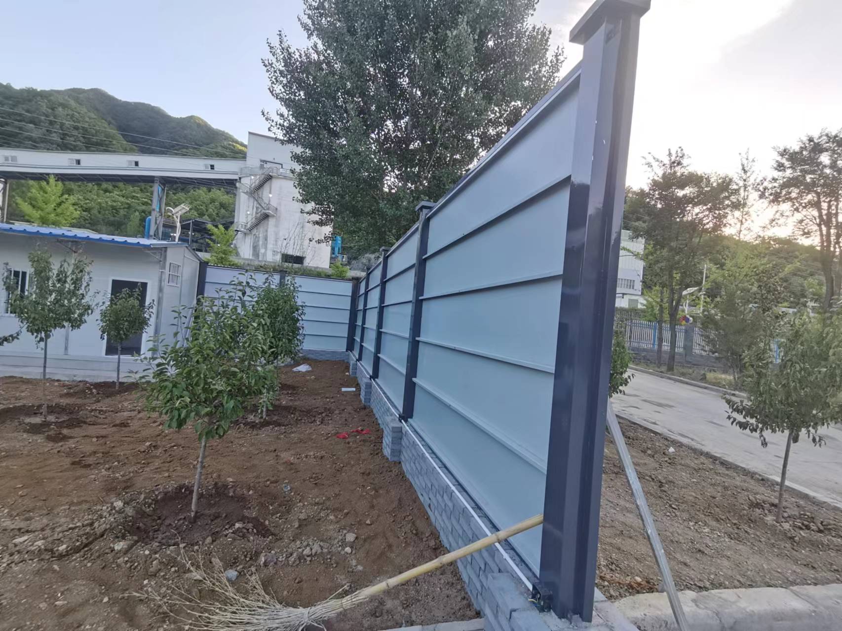 汝陽(yáng)縣府店鎮(zhèn)礦上安裝白色鋼結(jié)構(gòu)圍擋案例